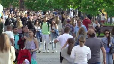 Ukrayna 'nın Kyiv şehrinde bir çok insan.