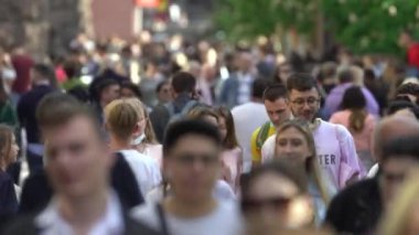 Ukrayna 'nın Kyiv şehrinde bir çok insan.