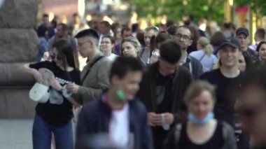 Ukrayna 'nın Kyiv şehrinde bir çok insan.