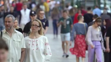 Ukrayna 'nın Kyiv şehrinde bir çok insan.