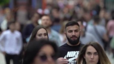 Ukrayna 'nın Kyiv şehrinde bir çok insan.