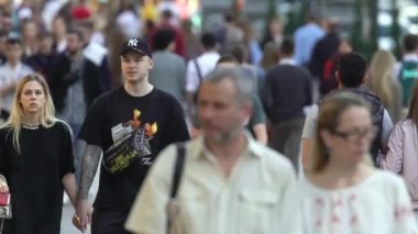 Ukrayna 'nın Kyiv şehrinde bir çok insan.