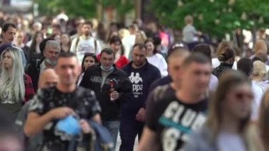 Ukrayna 'nın Kyiv şehrinde bir çok insan.