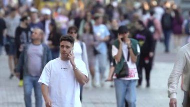 Ukrayna 'nın Kyiv şehrinde bir çok insan.