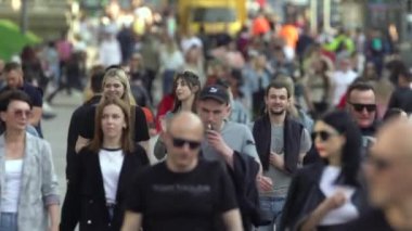 Ukrayna 'nın Kyiv şehrinde bir çok insan.