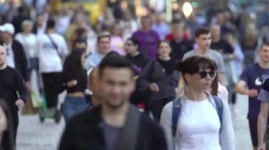 Ukrayna 'nın Kyiv şehrinde bir çok insan.