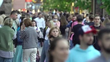 Ukrayna 'nın Kyiv şehrinde bir çok insan.