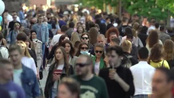 Veel mensen op een straat in de stad, Kiev, Oekraïne. — Stockvideo