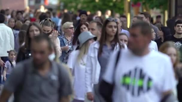 Veel mensen op een straat in de stad, Kiev, Oekraïne. — Stockvideo