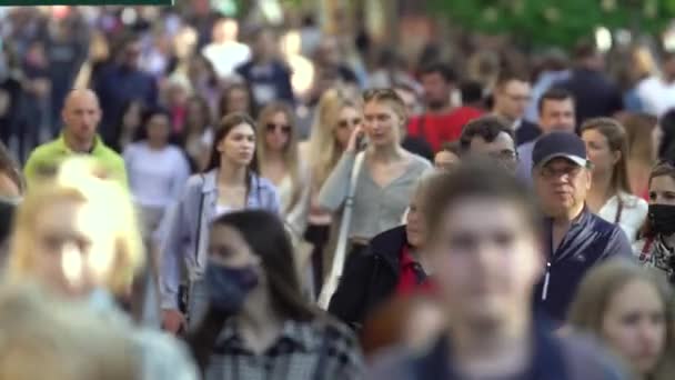 Veel mensen op een straat in de stad, Kiev, Oekraïne. — Stockvideo