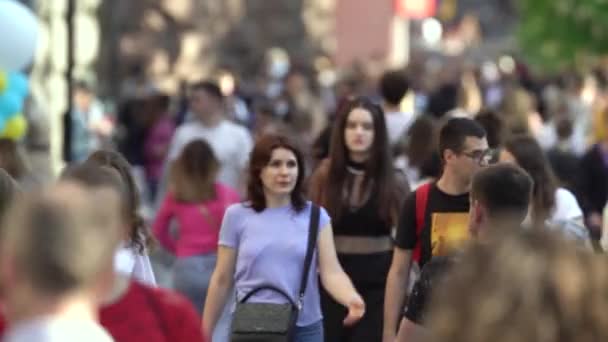 Muchas personas en una calle de la ciudad, Kiev, Ucrania. — Vídeos de Stock