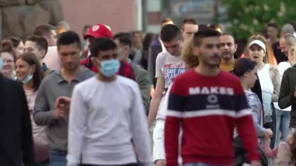 Viele Menschen auf einer Straße in Kiew, Ukraine. — Stockvideo