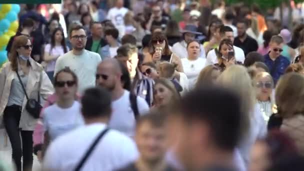 Багато людей на міській вулиці (Київ, Україна).. — стокове відео