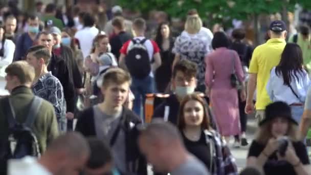 Många människor på en stadsgata, Kiev, Ukraina. — Stockvideo