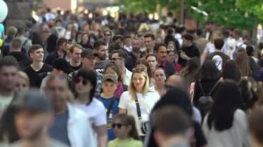 Ukrayna 'nın Kyiv şehrinde bir çok insan.