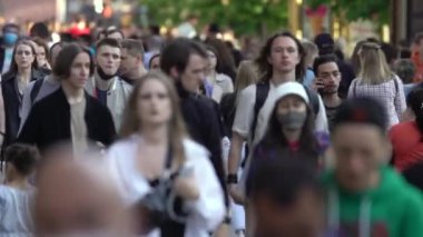 Ukrayna 'nın Kyiv şehrinde bir çok insan.