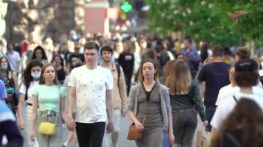 Ukrayna 'nın Kyiv şehrinde bir çok insan.