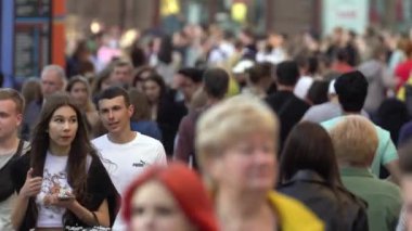 Ukrayna 'nın Kyiv şehrinde bir çok insan.