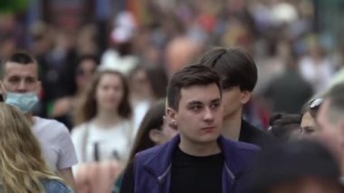 Ukrayna 'nın Kyiv şehrinde bir çok insan.