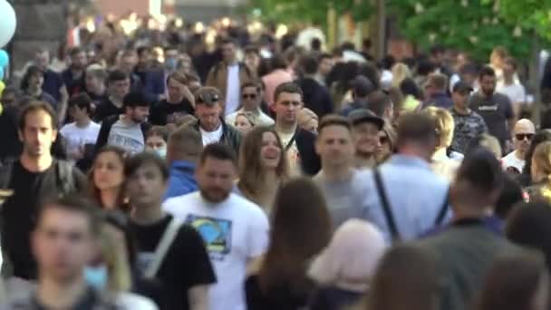 Veel mensen op een straat in de stad, Kiev, Oekraïne. — Stockvideo