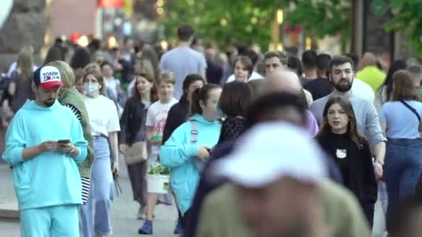 Sok ember a város utcájában, Kijev, Ukrajna. — Stock videók
