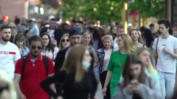 Ukrayna 'nın Kyiv şehrinde bir çok insan. — Stok video