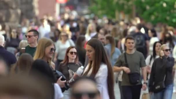 Banyak orang di jalan kota, Kyiv, Ukraina. — Stok Video