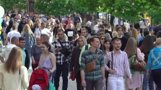 Muitas pessoas em uma rua de cidade, Kiev, Ucrânia. — Vídeo de Stock