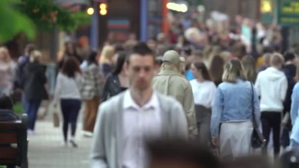 Sok ember a város utcájában, Kijev, Ukrajna. — Stock videók