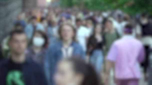 Siluetas de gente caminando en una multitud — Vídeos de Stock
