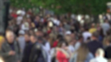 Kalabalıkta yürüyen insan siluetleri