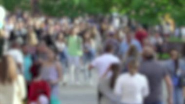 Kalabalıkta yürüyen insan siluetleri