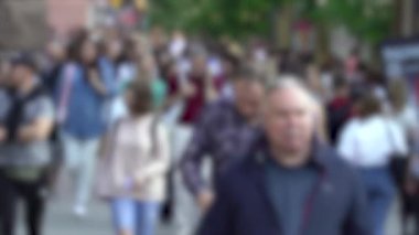 Kalabalıkta yürüyen insan siluetleri