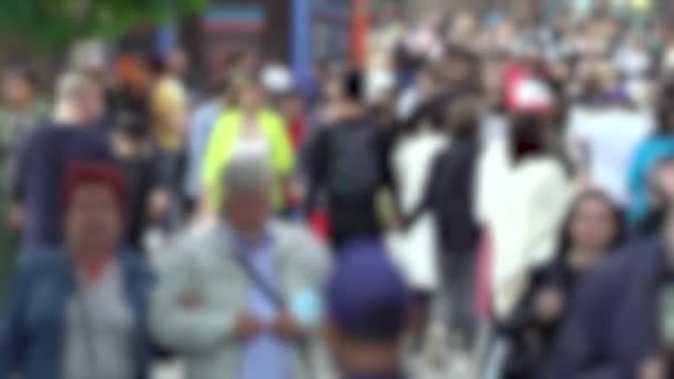 Sylwetki ludzi spacerujących w tłumie — Wideo stockowe