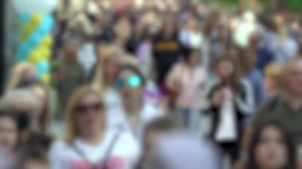 Siluetas de gente caminando en una multitud — Vídeo de stock