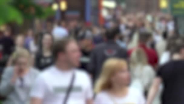 Силуэты людей, идущих в толпе — стоковое видео