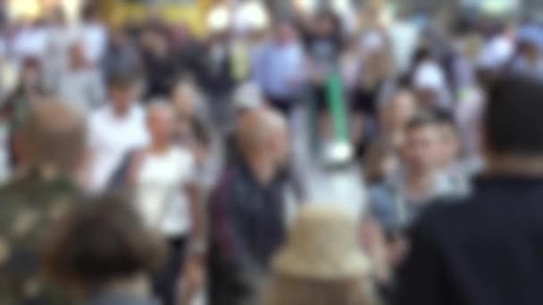 Silhuetas de pessoas andando em uma multidão — Vídeo de Stock