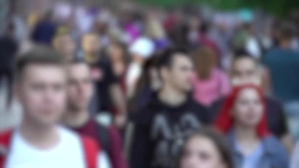 Silhouetten von Menschen, die in einer Menschenmenge gehen — Stockvideo