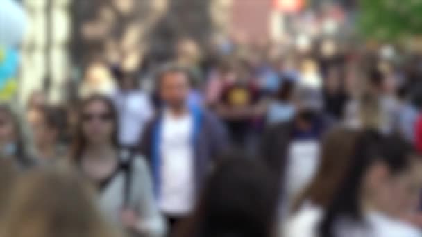 Kalabalıkta yürüyen insan siluetleri — Stok video
