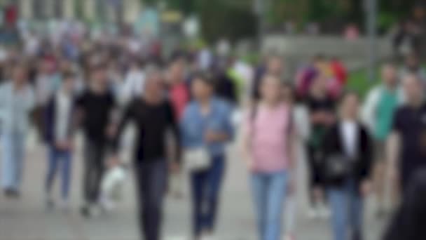 Σιλουέτες ανθρώπων που περπατούν μέσα στο πλήθος — Αρχείο Βίντεο