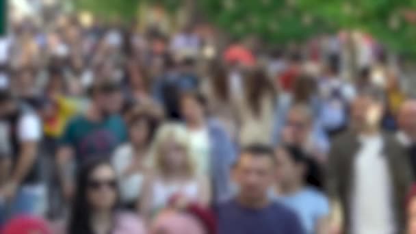 Siluety lidí kráčejících v davu — Stock video