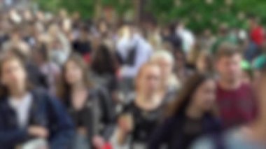 Kalabalıkta yürüyen insan siluetleri