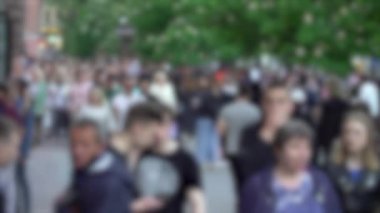 Kalabalıkta yürüyen insan siluetleri