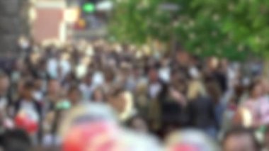 Kalabalıkta yürüyen insan siluetleri