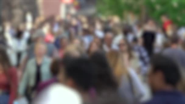 Silhouette di persone che camminano tra la folla — Video Stock