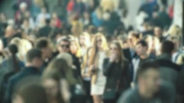 Şehir hayatı: kalabalıkta yürüyen insanların siluetleri