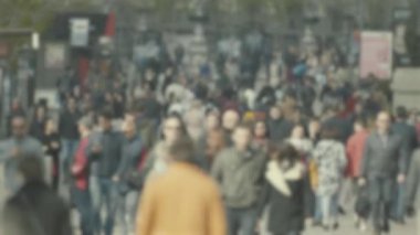 Şehir hayatı: kalabalıkta yürüyen insanların siluetleri