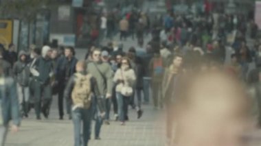 Şehir hayatı: kalabalıkta yürüyen insanların siluetleri