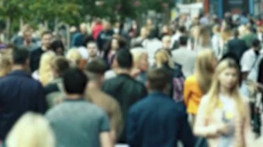 Şehir hayatı: kalabalıkta yürüyen insanların siluetleri