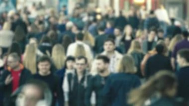 Şehir hayatı: kalabalıkta yürüyen insanların siluetleri